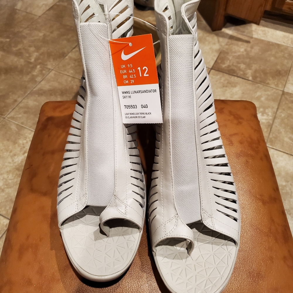 Rare Nike Women's Lunarsandiator SZ 12 color Light Bone NWT